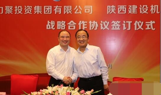 近日，陜建機械與安徽力聚簽訂戰(zhàn)略合作協(xié)議，陜建機械董事長楊宏軍，副總經(jīng)理、營銷總監(jiān)賀衛(wèi)東，安徽力聚投資集團董事長宋執(zhí)壽，黨支部書記陳邦勤以及安徽潤路公司總經(jīng)理杜永龍等單位領導出席了會議